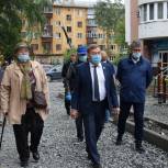 В Екатеринбурге партийные активисты проконтролировали, как идет благоустройство одного из дворов 
