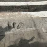 Дорожники повредили плитку на площади Славы