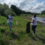 Молодогвардейцы Нефтеюганского района очищают берега водоемов от мусора