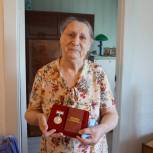 В Самарском районе "единороссы" поздравили с 90-летием ветерана войны и труженицу тыла