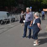 В День светофора единороссы провели рейд на самом оживленном пешеходном переходе Люберец