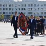 Депутаты и члены партии возложили цветы к Вечному огню в память о героях Великой Отечественной Войны