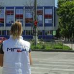 В преддверии начала учебного года крымские молодогвардейцы проверяют пешеходные переходы и светофоры возле школ
