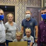 Тюменские единороссы вручили нуждающимся семьям ноутбуки для домашнего обучения