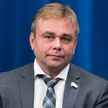 Максим Сураев объявил о старте серии интеллектуальных игр, приуроченных ко Дню флага Российской Федерации