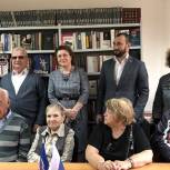 Полсотни книг по ботанике передали партийцы в дар Звенигородской библиотеке