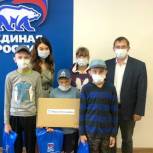 Тобольская многодетная семья получила ноутбук для домашнего обучения 