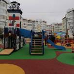 Пуровские единороссы приняли участие в открытии новой детской площадки в Тарко-Сале