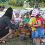 Единороссы передали яблоки в детский сад в Горшеченском районе