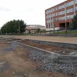 На одной из центральных улиц села Уйское начали строительство тротуаров	