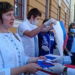В преддверии Дня российского флага жителям Саранска дарят флажки и бело-сине-красные ленточки