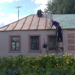 В Кораблинском районе покрасили крышу дома участника Великой Отечественной войны