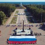 Жителей Брянска объединил массовый флешмоб в День Государственного флага России