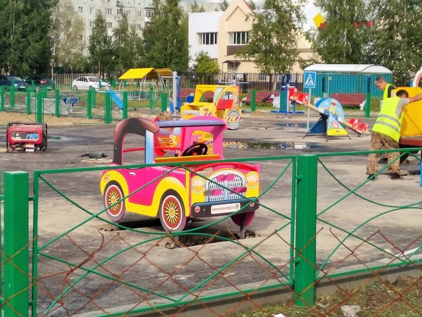 Александр Зеленский проинспектировал благоустройство территории в районе школы