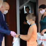 Дети из Мглинского и Карачевского районов получили от брянских депутатов школьные наборы