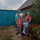 Многодетной семье из Льговского района подарили наборы для школьников