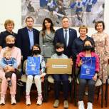 Семье Захаровых из Тобольска вручили новый ноутбук