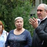 Сергей Неверов провел встречи с жителями во дворах Смоленска