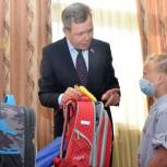 Сергей Абрамов помог многодетной жительнице колымской столицы подготовить детей к началу учебного года