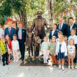 Благодаря единороссам у Тюменского театра кукол установили скульптуру «Сказочник Петр Ершов и дети»