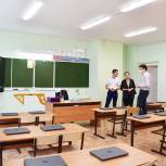 На территории школы № 43 в Петрозаводске установили тренажеры и обустроили спортплощадки