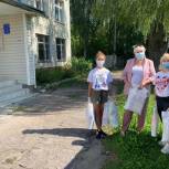 Молодогвардейцы передали канцелярские принадлежности в приют для детей и подростков Дятьковского района 
