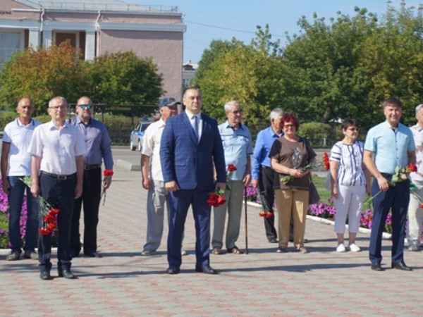 Шахтера еманжелинск. День Шахтера Еманжелинск. Человек года Еманжелинск. Памятник погибшим еманжелинским Шахтёрам. День Шахтера Единая Россия.