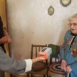 Ирина Слуцкая вручила мобильный телефон и сертификат участнице войны 