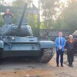 Вячеслав Фомичев восстанавливает танк Т-44