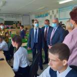 Сенатор Мартынов подарил компьютеры детям сельской школы