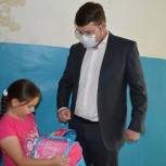 Бурков вручил школьный рюкзак в рамках акции «Собери ребенка в школу»