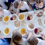 «Единая Россия» начала проверять обеспечение младших школьников горячим питанием в регионах