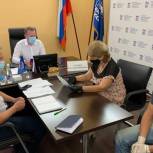 Константин Бахарев передал инвалидам медицинский инвентарь и лекарственные препараты