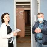 Виктор Казарин оценил капремонт жилого дома в Губкинском и пообщался с недовольными жильцами