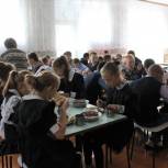 Мониторинг обеспечения горячим питанием младшеклассников провели в Волжском районе