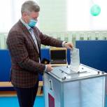 Спикер зауральского парламента Дмитрий Фролов принял участие в голосовании за кандидатов в депутаты Курганской облдумы