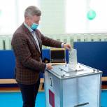 Спикер зауральского парламента Дмитрий Фролов принял участие в голосовании