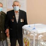 Первостроитель и Почетный гражданин Новочебоксарска Иван Николаев проголосовал вместе с супругой