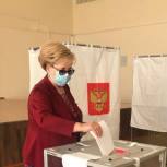 Лидер фракции партии в городской Думе Краснодара Вера Галушко приняла участие в  голосовании
