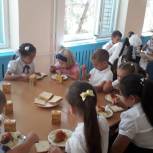 В Городовиковском активисты партпроекта "Народный контроль" провели мониторинг горячего школьного питания