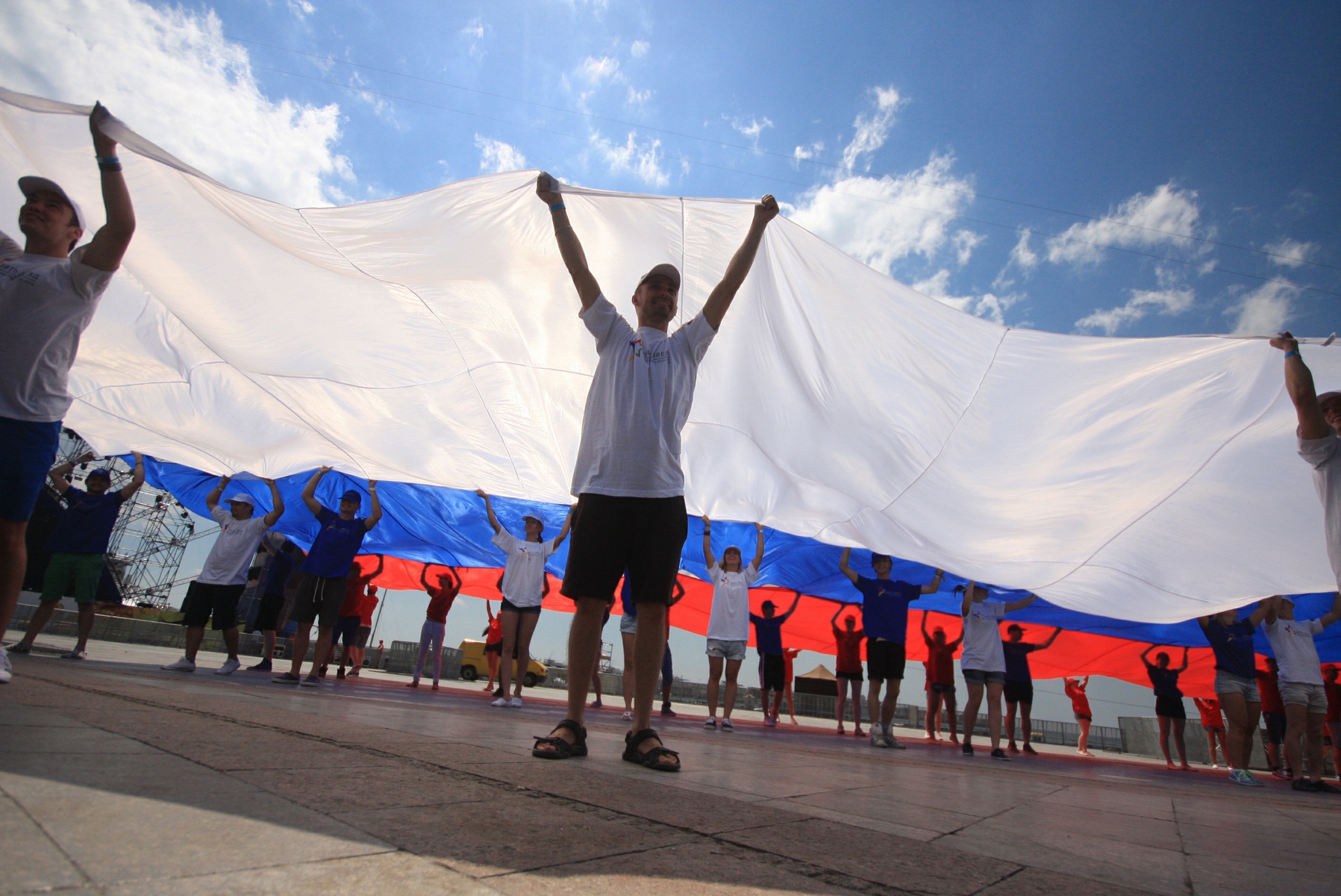 Россия она большая. Люди с флагами России. Люди с российским флагом. Россия человек. Россия патриотизм.