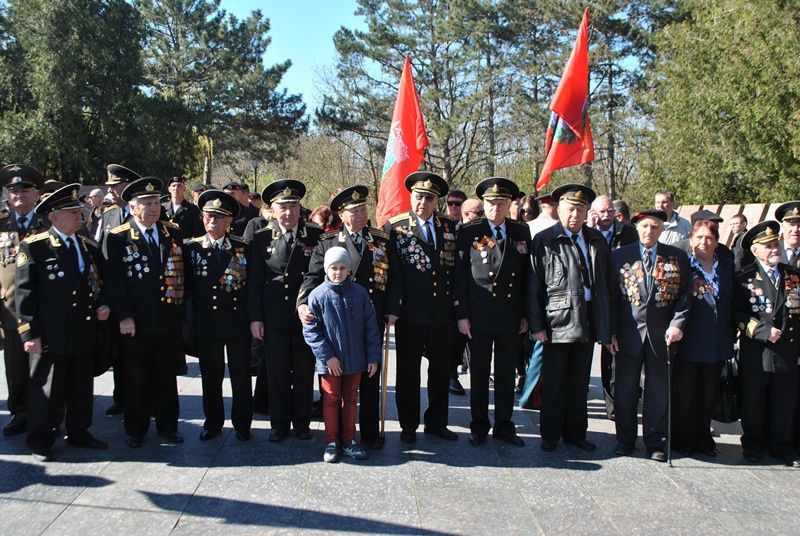 Участники автопробега «Перекличка поколений 1945 – 2015 гг.» в Севастополе