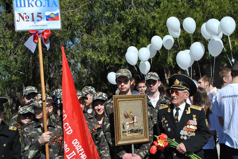 Участники автопробега «Перекличка поколений 1945 – 2015 гг.» в Севастополе