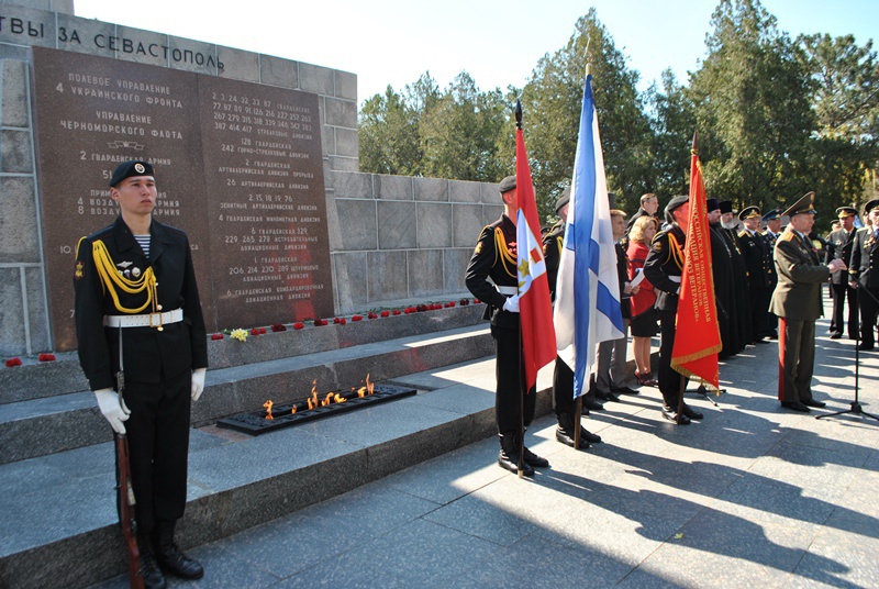 Участники автопробега «Перекличка поколений 1945 – 2015 гг.» в Севастополе