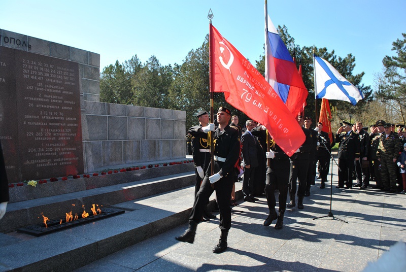 Участники автопробега «Перекличка поколений 1945 – 2015 гг.» в Севастополе