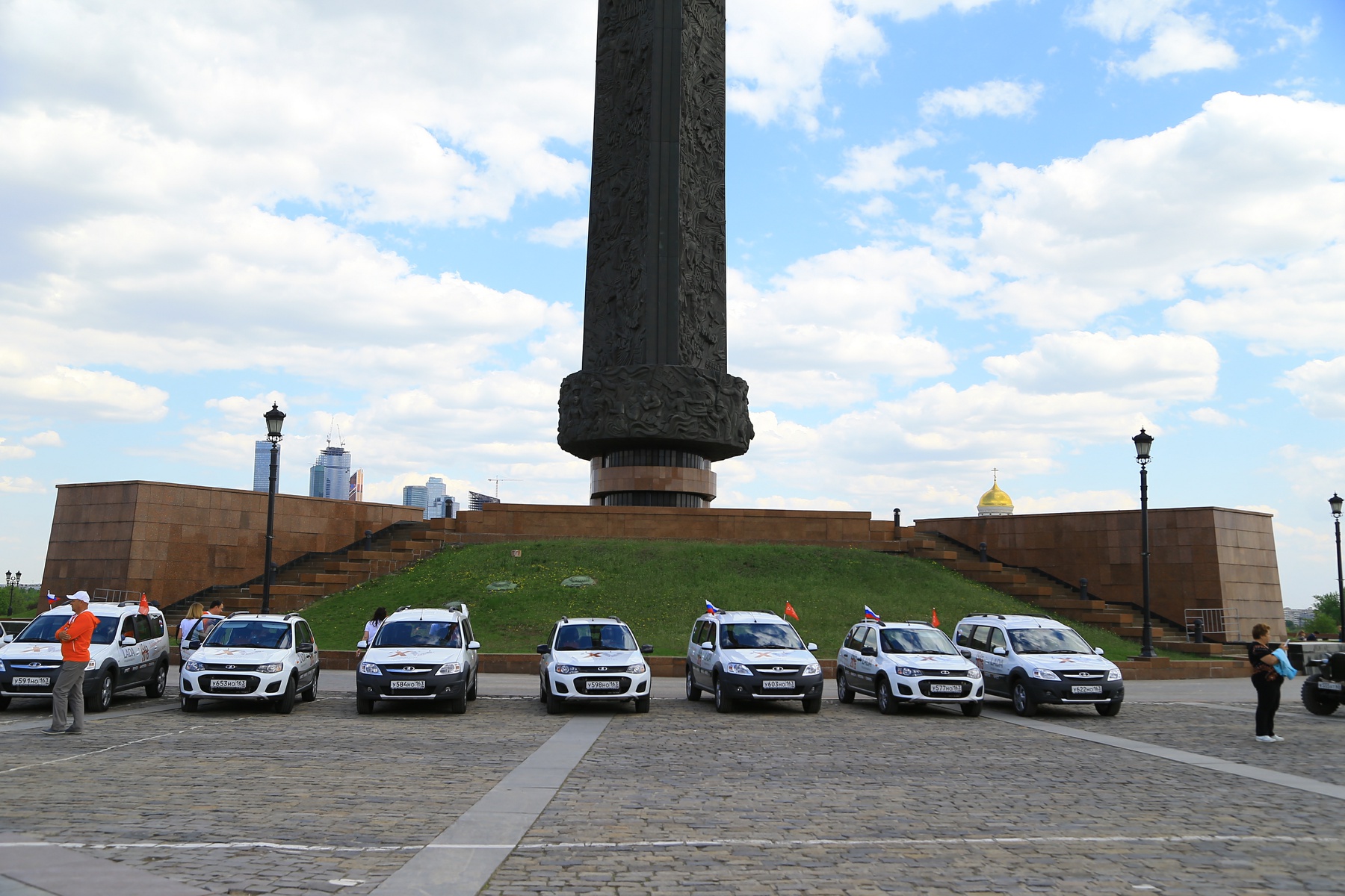 Прибытие автопробега «Знамя Победы» по маршруту «Самара - Москва - Минск -  Брест» в Москву, возложение цветов к «Вечному огню» на Поклонной горе