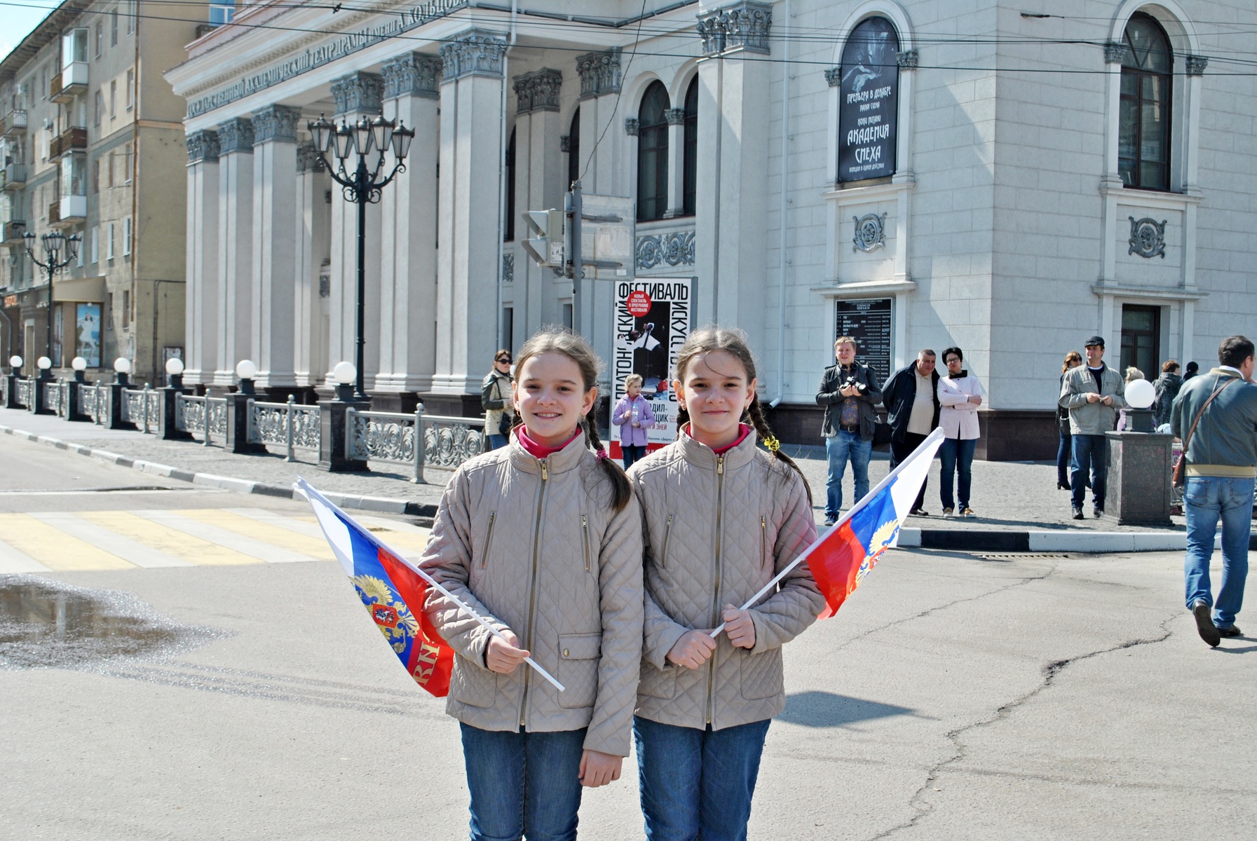 Празднование Первомая в России. Первомай в России. Первомай шагает по стране.