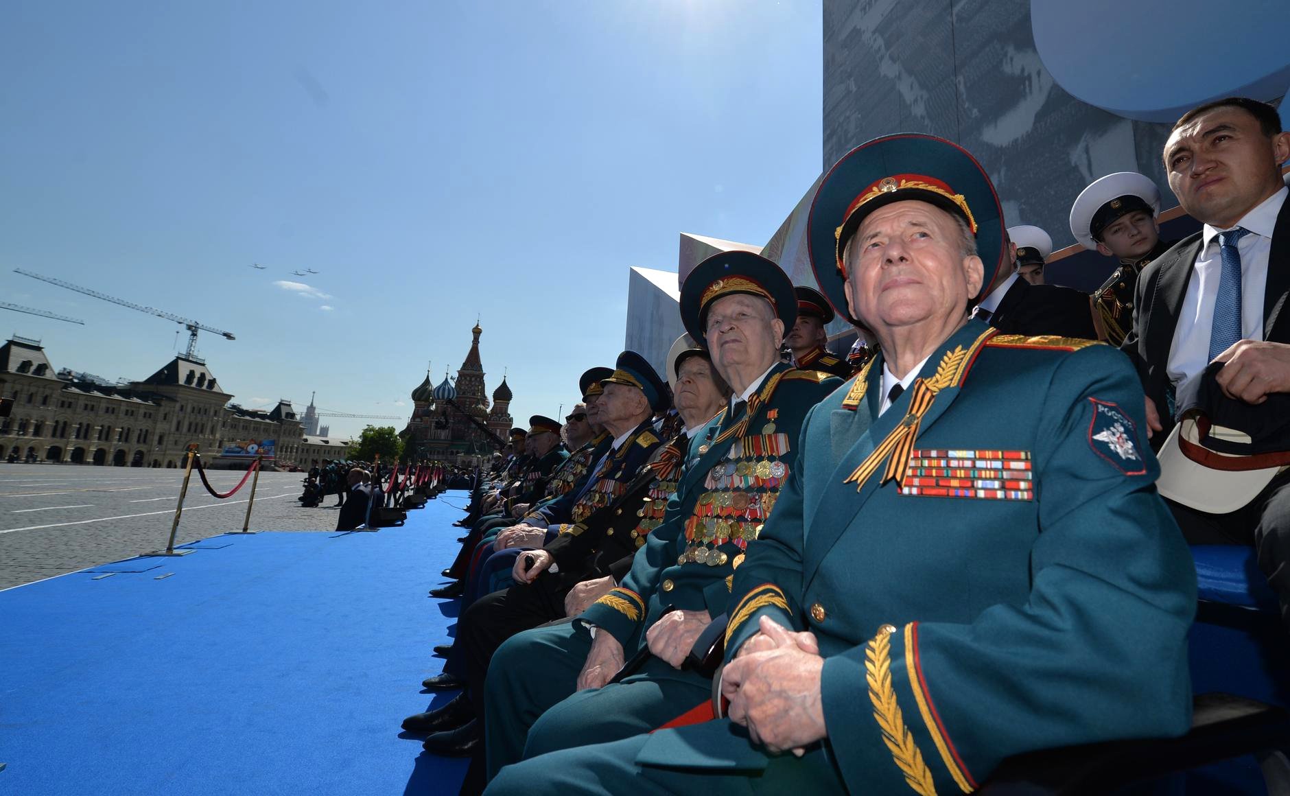 Тв день победы. Парад ветеранов на красной площади. Ветераны на красной площади. Ветераны ВОВ на параде. Парад Победы 2016 ветераны.