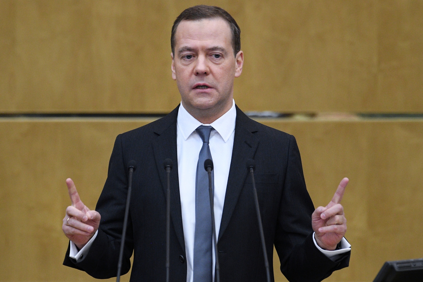 Кто сейчас председатель правительства. Медведев два пальца.