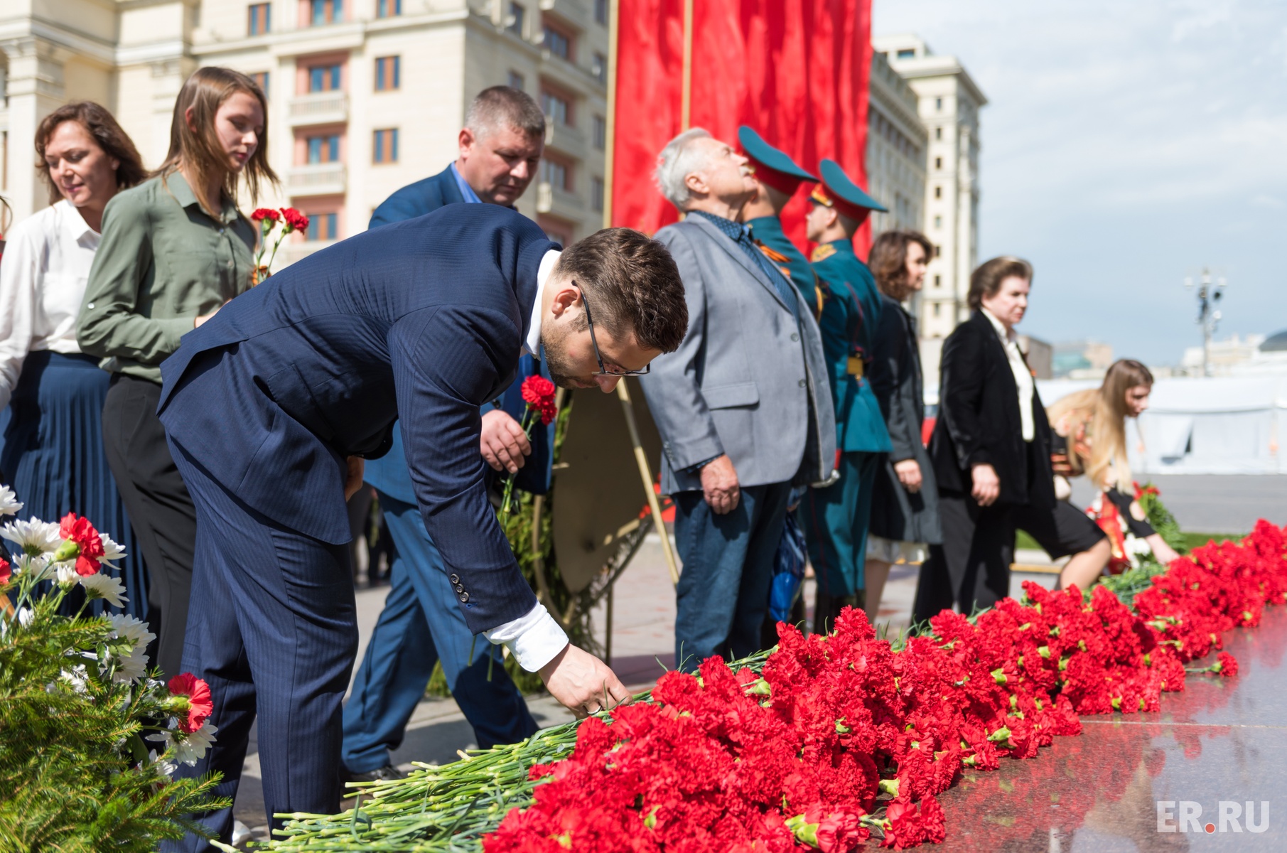 Возложение венков к памятнику неизвестного солдата